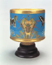 Jardinière décorée en imitation de cloisonné avec des scarabées et des papillons, Minton & Co., 1867