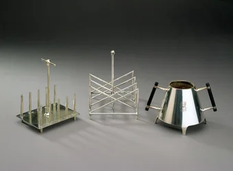 Porte-toasts à supports verticaux, fabriqué par Hukin & Heath, 1878; porte-toasts à section triangulaire, fabriqué par Elkington & Co., v. 1875-88; sucrier avec poignée en bois ébonisé