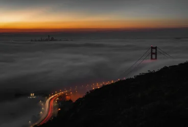 Le Golden Gate Bridge par une nuit brumeuse