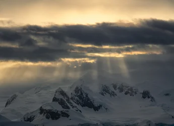 Rayons dorés sur les montagnes