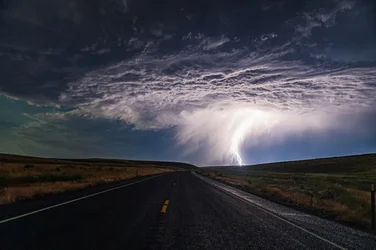 La foudre frappe sur la route