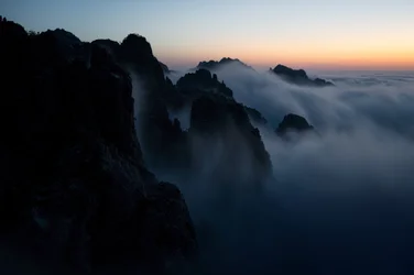 Les sommets brumeux des montagnes