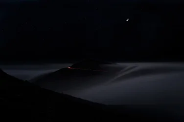 Route de montagne par une nuit brumeuse