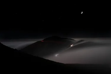 Route de montagne au clair de lune