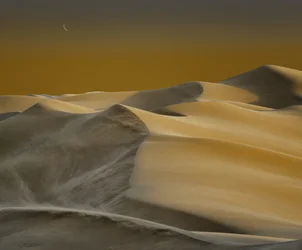 Lever de lune serein dans le désert