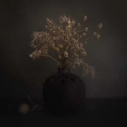 Arrangement botanique sombre