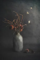 Nature morte sombre aux papillons