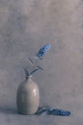 Élégant vase à fleurs bleu