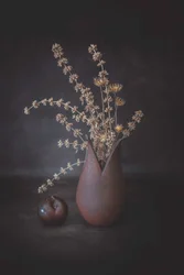 Nature morte florale mélancolique