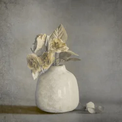 Nature morte florale aux tons sourds