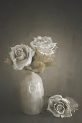 Roses aux tons sourds dans un vase