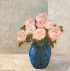 Des roses roses dans un vase bleu