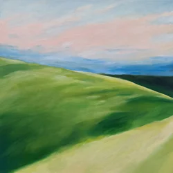 Ciel pastel sur les collines verdoyantes