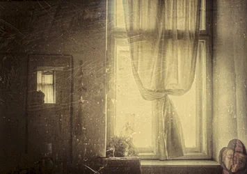 Fenêtre vintage baignée de soleil