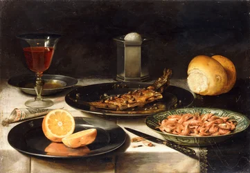 Un hareng avec des câpres et une orange tranchée sur des assiettes et un bol de crevettes sur une table