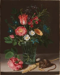 Fleurs dans un vase avec une souris grignotant