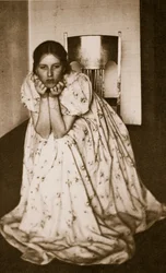 Fille en robe fleurie, vers 1910