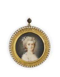 Comtesse Diane de Polignac, en robe blanche décolletée, fleurs et ruban vert menthe dans ses cheveux poudrés relevés, portant un collier et des boucles d