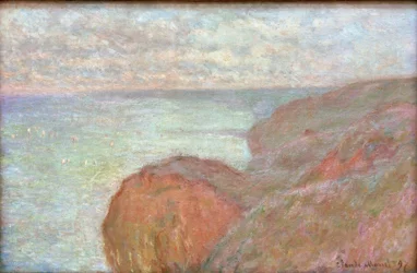 Sur la falaise près de Dieppe, ciel nuageux