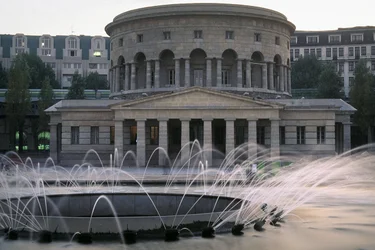 La rotonde de La Villette construite en 1789 par Claude Nicolas Ledoux.