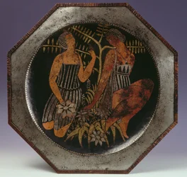 Assiette octogonale en laiton avec deux figures de jeunes filles et un arbre