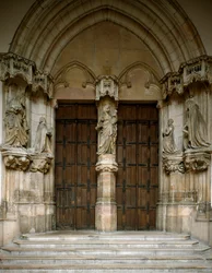Vue du portail de la Chartreuse de Champmol, décoré de cinq sculptures réalisées par Claus Sluter (vers 1350-1405) : la Vierge, le duc et la duchesse de Bourgogne, Saint Jean-Baptiste et Sainte Marguerite
