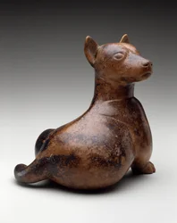 Chien à demi-assis