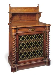 Cabinet latéral gothique mi-victorien sculpté en noyer et monté en laiton, fin du 19e siècle