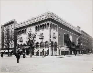 Un immense théâtre à la façade élaborée, avec des arcs mauresques et des balcons. Une grande enseigne au sommet du bâtiment porte l