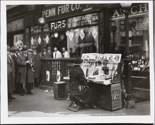 Marchand de journaux aveugle, Fannie Lyons, à son stand au coin sud-est de la 7e Avenue et de la 34e Rue