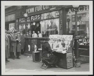 Marchande de journaux aveugle, Fannie Lyons, à son stand au coin sud-est de la 7e Avenue et de la 34e Rue