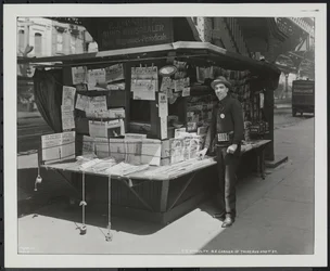 Marchand de journaux aveugle, P.J. McNulty à son stand au coin nord-est de la 3e Avenue et de la 42e Rue