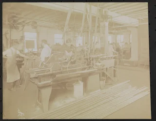 Laboratoire de films Dressler & Co. avec des hommes travaillant