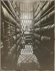 Salle de stockage de films à la Mutual Film Co. avec une affiche de Charlie Chaplin, New York