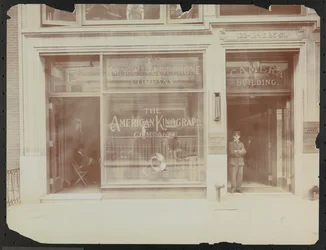 Façade du premier étage du 122-124 E. 25th Street, le bâtiment de la caméra, American Cinephone Company et American Kinograph Company et portier, New York