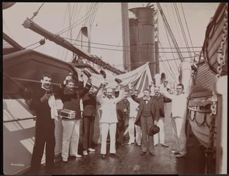 Officiers et équipage trinquant avec du champagne et des cigares sur le pont du S.S. "Umbria", c.1897 (photo n/b)