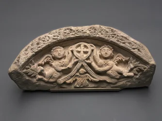 Lunette avec deux anges soutenant une croix pendante, 400s