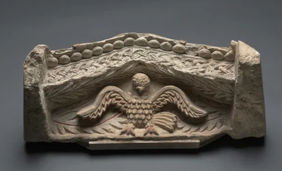 Fronton avec un aigle, 400s