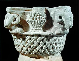 Chapiteau en forme de panier avec têtes de béliers et raisins, du monastère de Saint-Jérémie, Saqqarah
