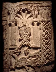 Civilisation copte : fragment de mur avec hauts-reliefs de poissons (symbole chrétien). VIe ou VIIe siècle apr. J.-C. Louxor, musée d