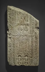 Stèle fragmentaire, possiblement trouvée à Esna, VIIe-VIIIe siècle (calcaire avec traces de plâtre)