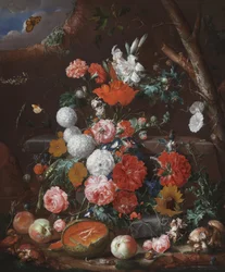 Nature morte de fleurs et de fruits disposés sur un socle en pierre dans un jardin