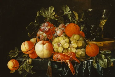 Pêches, oranges, raisins et langoustines sur une assiette en étain et un roemer conique sur une boîte sur un rebord partiellement drapé