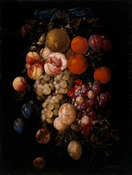 Nature morte de raisins, cerises et prunes suspendus à un clou avec un ruban bleu