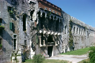 Mur nord du palais de Dioclétien avec la Porta Aurea, c.300 après J.-C.