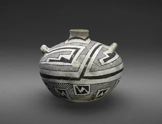 Pot (Olla) avec motifs en escalier et rayures