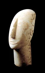 Art des Cyclades : « Grande tête ». Sculpture en marbre. 3000 av. J.-C. Civilisation cycladique (-3200 à -2000). Athènes, Musée national archéologique