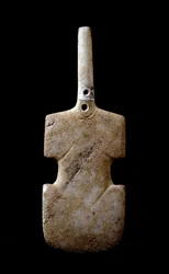 Art des Cyclades : « statuette en forme de violon » idole en marbre de Paros. 3000 av. J.-C. Civilisation cycladique (-3200 à -2000) Athènes, Musée archéologique national