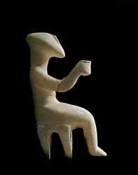 Art des Cyclades : « Figurine assise sur un tabouret ». Idole en marbre incrustée d