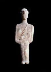 Idole masculine, figurine schématique. Sculpture en marbre blanc avec incrustations d